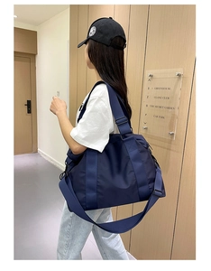 Dettaglio borsa da viaggio grande in nylon blu navy con tracolla larga