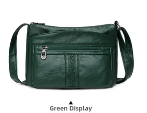 Dettaglio borsa a tracolla verde in ecopelle con tasche a zip e motivo a trama intrecciata