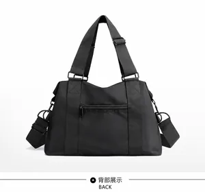 Vista posteriore dettagliata di una borsa da viaggio in nylon nero con tracolla regolabile