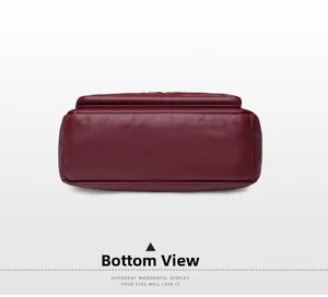 Dettaglio del fondo della borsa in ecopelle morbida con cuciture fini in rosso scuro