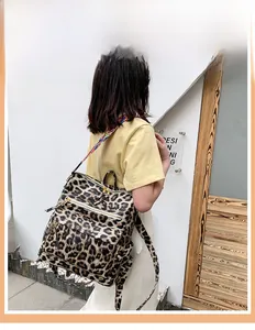 Vue de rue du sac à dos léopard avec une bandoulière tissée ethnique colorée