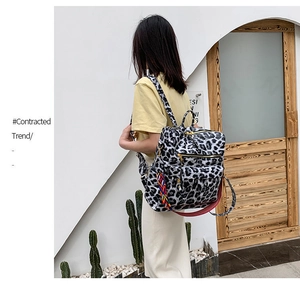 Vue détaillée du sac à dos léopard avec poignée colorée porté par un mannequin