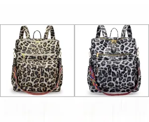 Vue de face des sacs à dos léopard en marron et noir avec plusieurs compartiments zippés