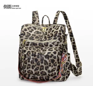 Vue latérale détaillée d'un sac à dos léopard avec une bandoulière tissée colorée chic