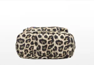 Vue détaillée du fond du sac à dos léopard montrant les coutures et la structure de base