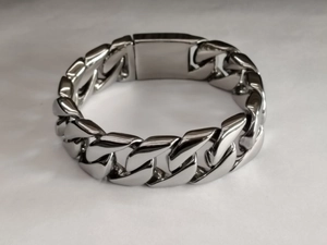 Gros plan du bracelet à mailles cubaines en acier inoxydable poli avec fermoir rectangulaire