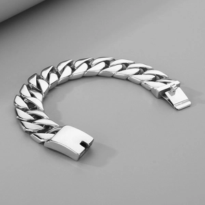 Détail d'un bracelet gourmette cubaine en acier inoxydable poli avec fermoir