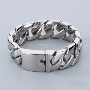 Détail d'un large bracelet à maillons cubains en acier poli avec finition miroir
