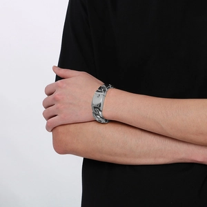 Vue détaillée du bracelet gourmette en acier titane argenté avec fermoir rectangulaire