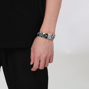 Détail d'un large bracelet gourmette en acier inoxydable pour homme avec fermoir plat