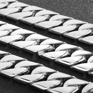 Détail macro de la chaîne gourmette en acier inoxydable poli avec finition miroir