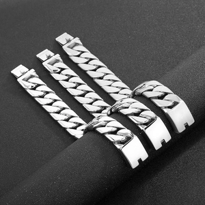 Vue détaillée des bracelets à mailles gourmettes en acier inoxydable avec fermoir poli