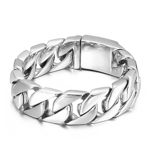 Bracelet gourmette en acier titane argenté poli avec fermoir rectangulaire sur fond blanc