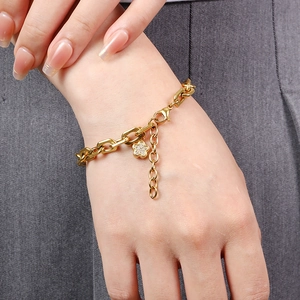 Detail of 18K gold stainless steel oval chain bracelet with a micro-set flower pendant