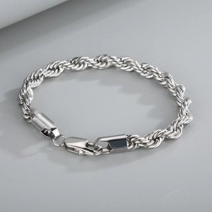 Dettaglio del bracciale a catena a fune in acciaio argentato con chiusura a moschettone