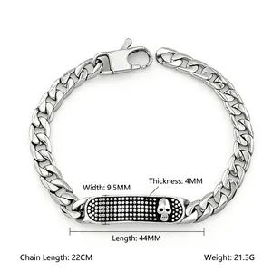 Détail du bracelet punk tête de mort montrant la longueur de 22cm et les dimensions