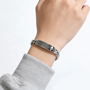 Bracelet gourmette pour homme en acier inoxydable avec plaque crâne punk au fini argenté