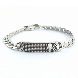 Détail d'un bracelet gourmette punk pour homme avec crâne 3D sur plaque en métal texturé