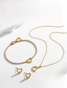 Vue détaillée d'une parure de bijoux cœur dorée avec des zircons étincelants