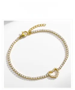 Vue macro détaillée d'un bracelet de tennis cœur en zircon doré avec fermoir homard