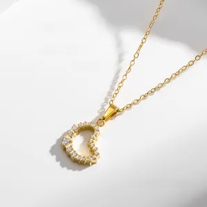 Détail du collier cœur doré orné de zircons blancs avec une chaîne d'extension de 45+5 cm