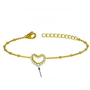 Vue détaillée du bracelet cœur avec zircons blancs scintillants sertis en pavé