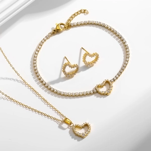 Parure de bijoux cœur dorée avec collier, bracelet tennis et boucles d'oreilles en zircon