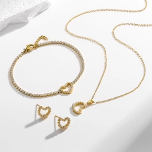 Parure de bijoux coeur dorée avec collier bracelet et boucles d'oreilles en zircon
