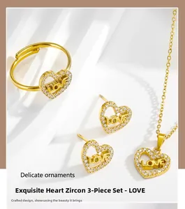 Détail d'un ensemble de bijoux cœur doré avec gravure LOVE et incrustation de zircons