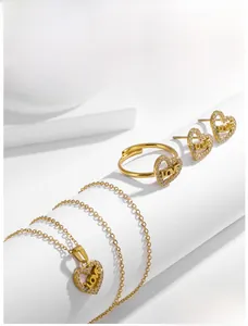 Détails de l'ensemble de bijoux cœur en titane doré avec gravure LOVE et zircon pavé