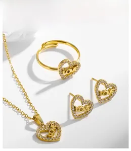 Détail de la parure cœur doré avec gravure LOVE et pierres en oxyde de zirconium