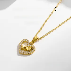 Détail du pendentif cœur LOVE doré avec zircons blancs et chaîne délicate