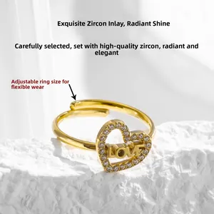 Vue détaillée de la bague coeur dorée avec lettres LOVE et zircons incrustés