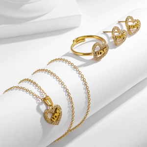 Parure de bijoux luxueuse avec collier cœur, bague et boucles d'oreilles dorées