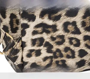 Détail du sac léopard montrant la texture durable et la boucle en métal doré