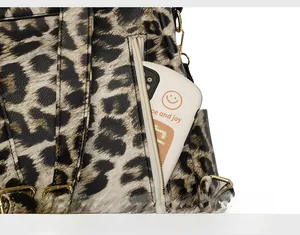 Détail d'un sac à dos léopard avec poche arrière zippée antivol pour smartphone
