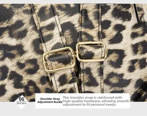 Détail d'un sac léopard montrant une boucle de réglage robuste en métal doré