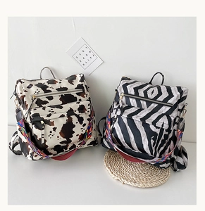 Détails de sacs à dos à motifs vache et zèbre avec bretelles géométriques colorées