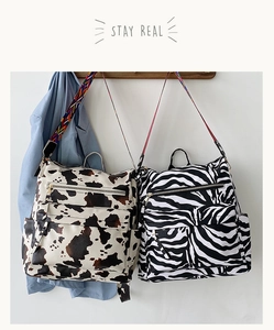 Détail de sacs à dos à motifs zèbre et vache avec bretelles tissées ethniques colorées