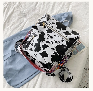 Détail du sac à dos léopard avec poches multiples et bandoulière ethnique