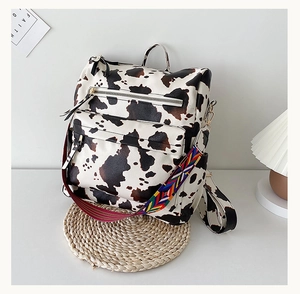 Détail du sac à dos imprimé léopard avec bandoulière ethnique et zip métallique