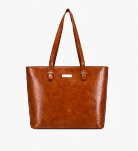 Vista frontale della borsa tote vintage marrone con texture in pelle oliata e dettagli oro
