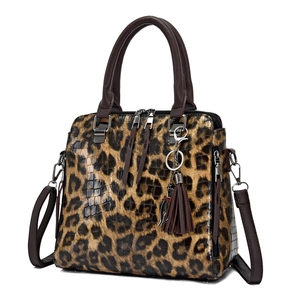 Braune Handtasche mit Leopardenmuster, Krokoprägung, Tragegriffen und dekorativer Quaste