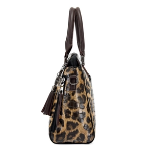 Modische Handtasche mit Leopardenmuster, Krokodilstruktur und Lederquasten-Detail