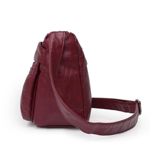 Borsa a tracolla in pelle morbida bordeaux con tasche multiple a zip e cinturino regolabile