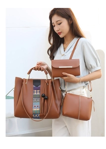 Ensemble de sacs cabas trois pièces marron avec bandoulières colorées et pompons