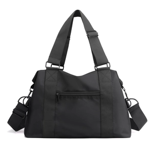 Grande borsa da viaggio in nylon nero con tracolla e tessuto impermeabile per sport e gym