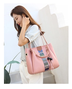 Détail du sac cabas rose en cuir PU avec ruban ethnique coloré et pompon à perles