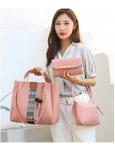Ensemble de trois sacs roses avec bandoulière à motifs et détails de franges sur mannequin
