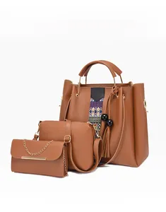 Détail de l'ensemble de trois sacs en similicuir marron incluant un cabas et une bandoulière